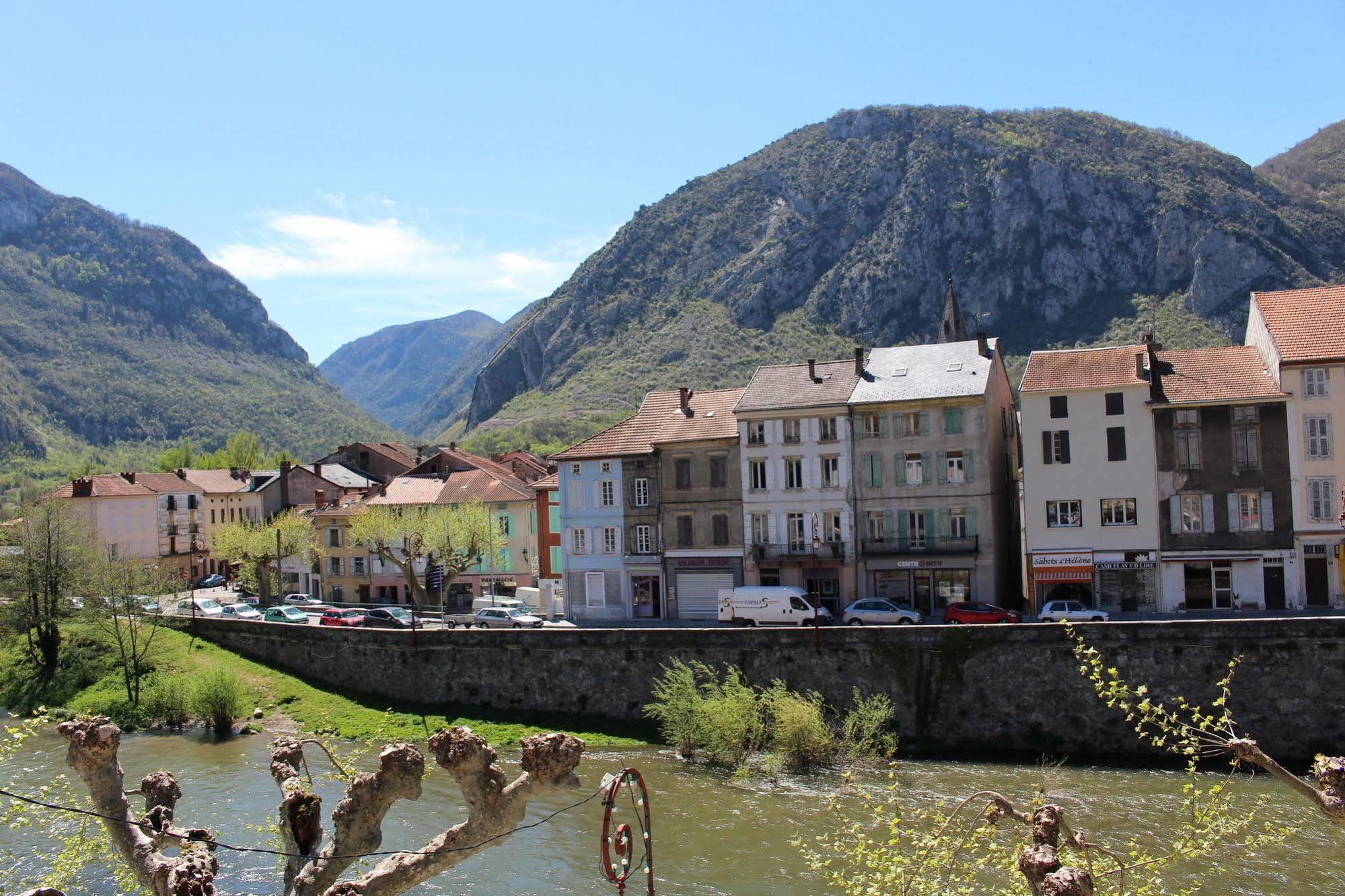Hotel Confort 09 Ou Hc-09 Tarascon-sur-Ariege Exterior photo